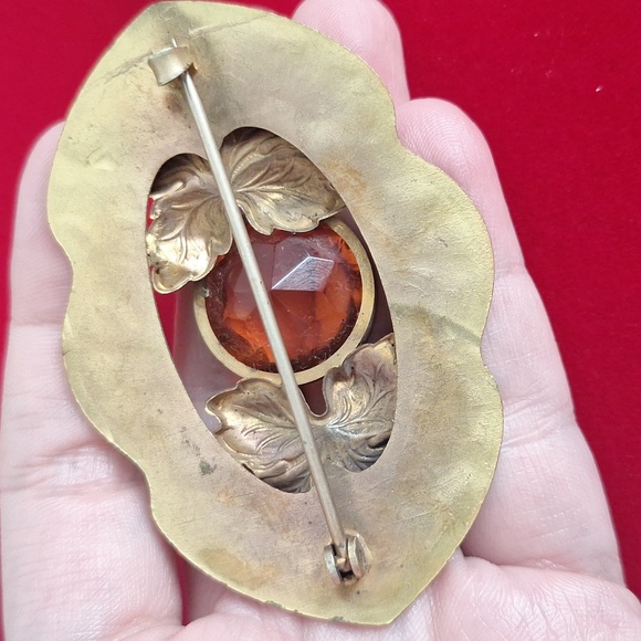 Elegant Celtic Gold Brooch Set with Amber Stones - Picture 3 of 4